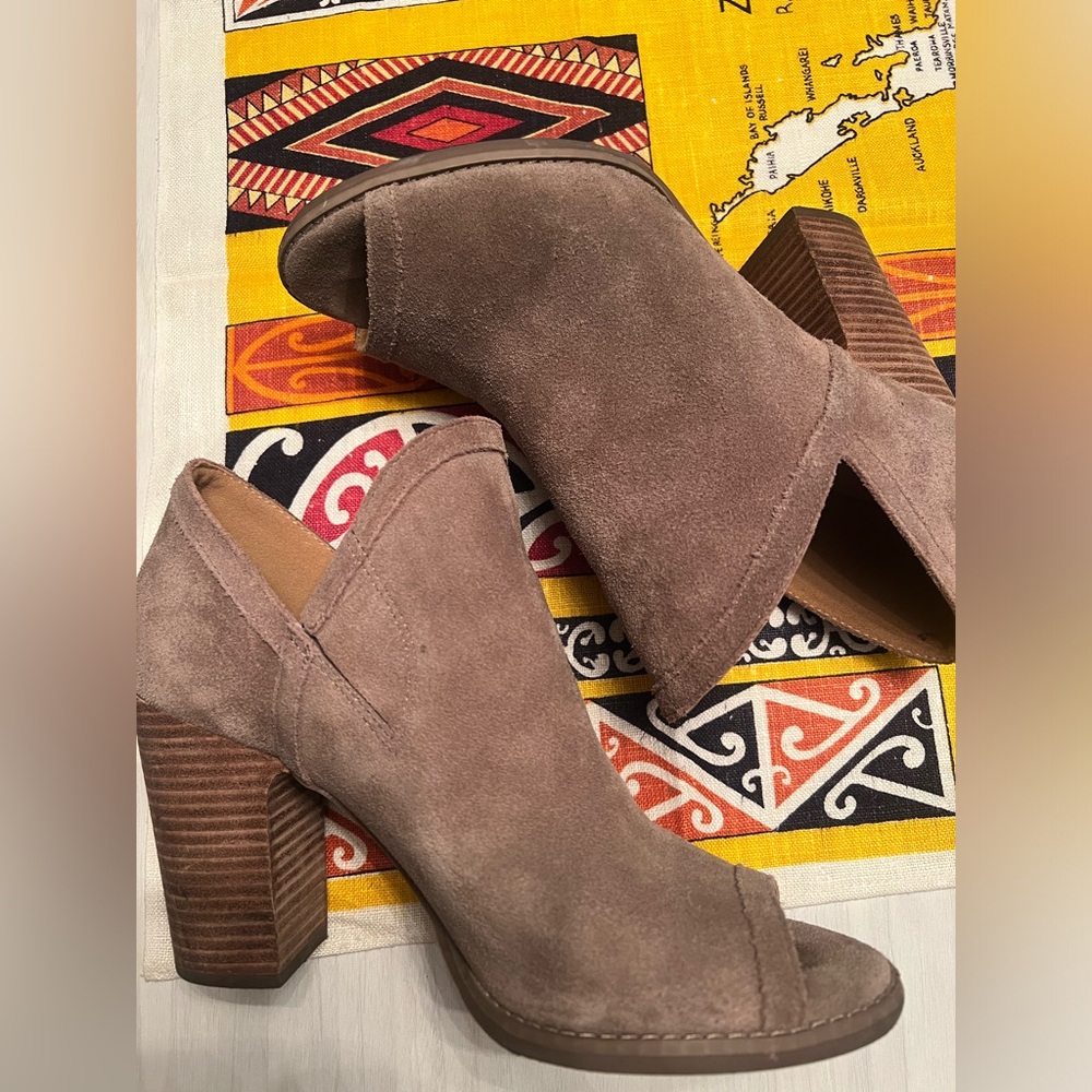 lucky Brand tan suede open toe booties size 9
